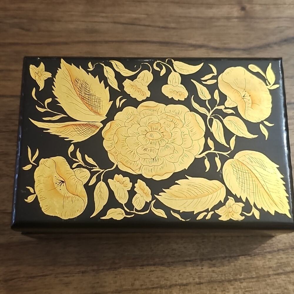 Vtg Hand Painted Floral Gold Leaf On Small Black Lacquered Box Felt Lined Asian